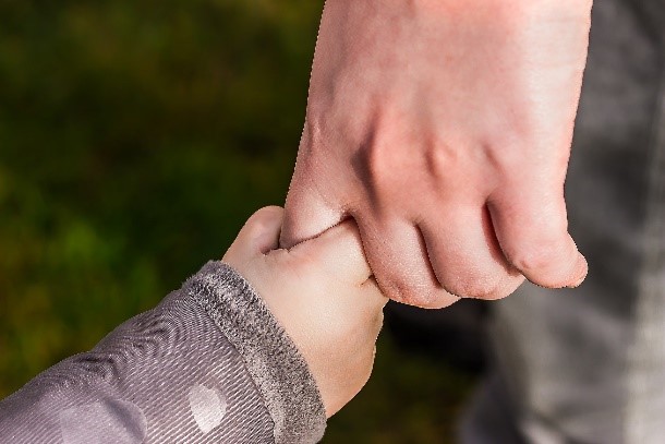 image d'illustration : main d'enfant tenant le doigt d'un adulte