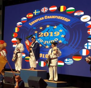 Lors des championnats d'Europe de judo en Allemagne, Bursa Ersoy a reçu la médaille d'or
