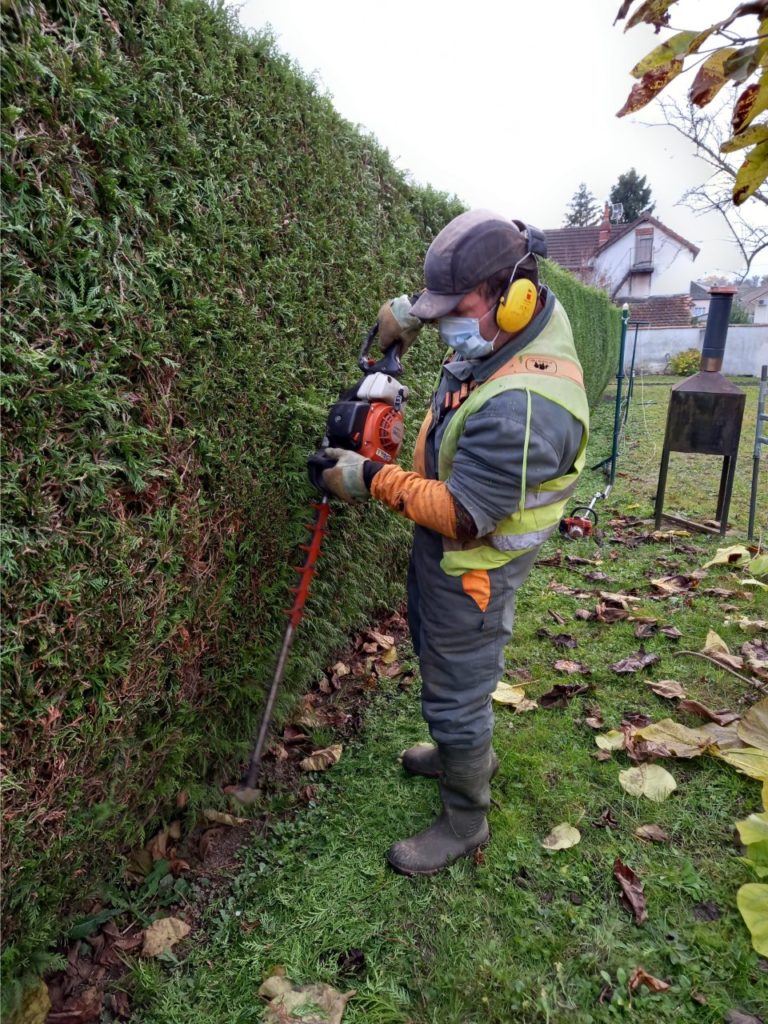 Travailleur espaces verts sur un chantier chez un particulier