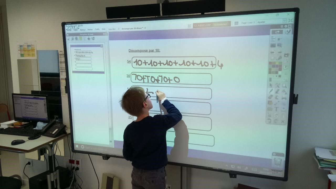 Un enfant travaille sur un tableau numérique à l'IEM